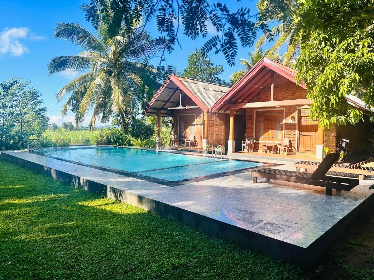 Walawa Reach Hotel Удавалаве Экстерьер фото